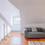Alfama Central Apt With Open Air - Up To 30 Guests